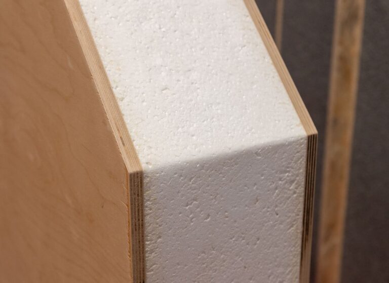 prikaz zalepnjenog stiropora na drvenu površinu