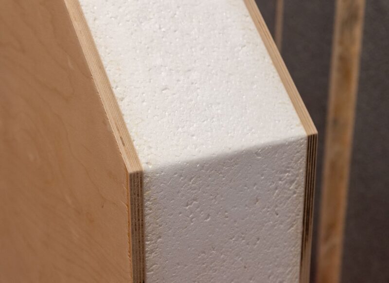 prikaz zalepnjenog stiropora na drvenu površinu