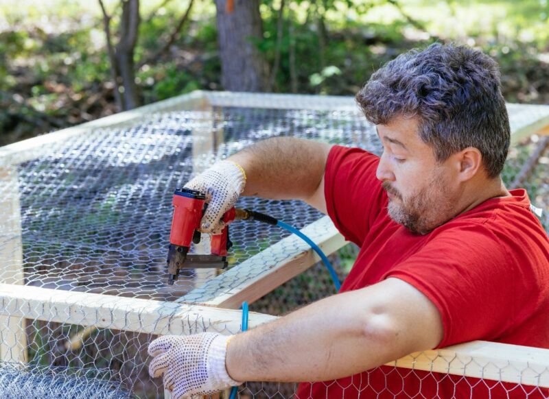 prikaz muškarca sa prosedom kosom i bradom koji pravi kavez za koke nosilje