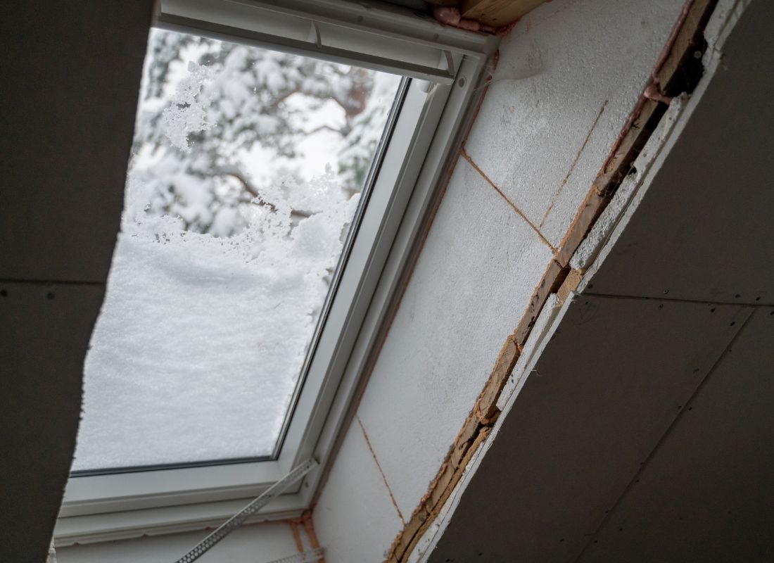 prikaz stiropora na drvenom zidu