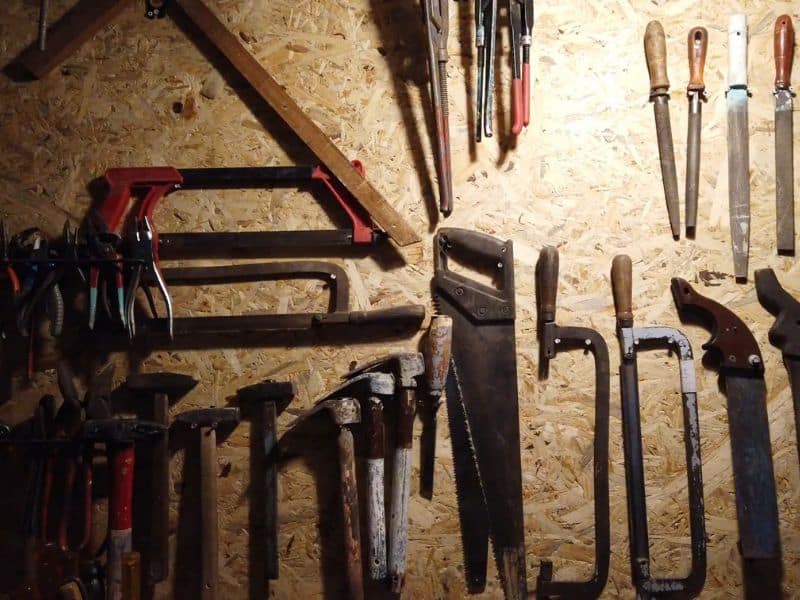 prikaz alata koji vise na zidu u radionici