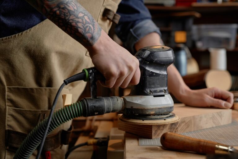 osoba koristi šlajfericu