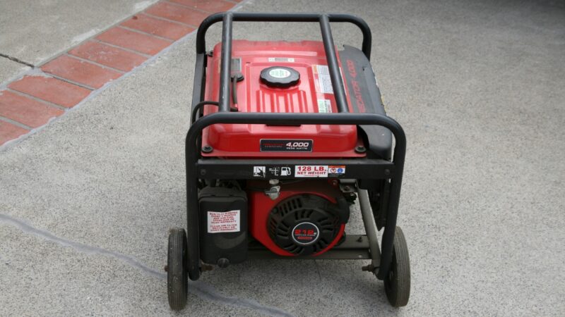 Benzinski generator na točkovima postavljen je na betonskoj podlozi ispred kuće