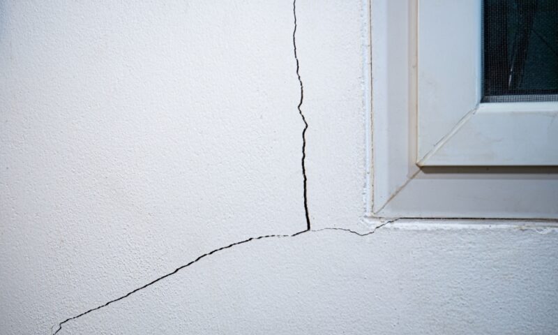 Pukotina na zidu pored prozora pokazuje mesto gde treba proveriti stanje maltera i konstrukcije
